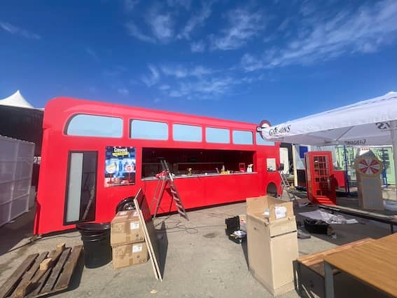 Bus anglais Gibson's Gin rouge aménagé en bar événementiel — comptoir ouvert