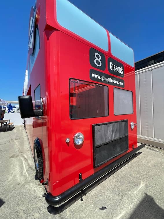Bus anglais Gibson's Gin rouge aménagé en bar événementiel — vue de face
