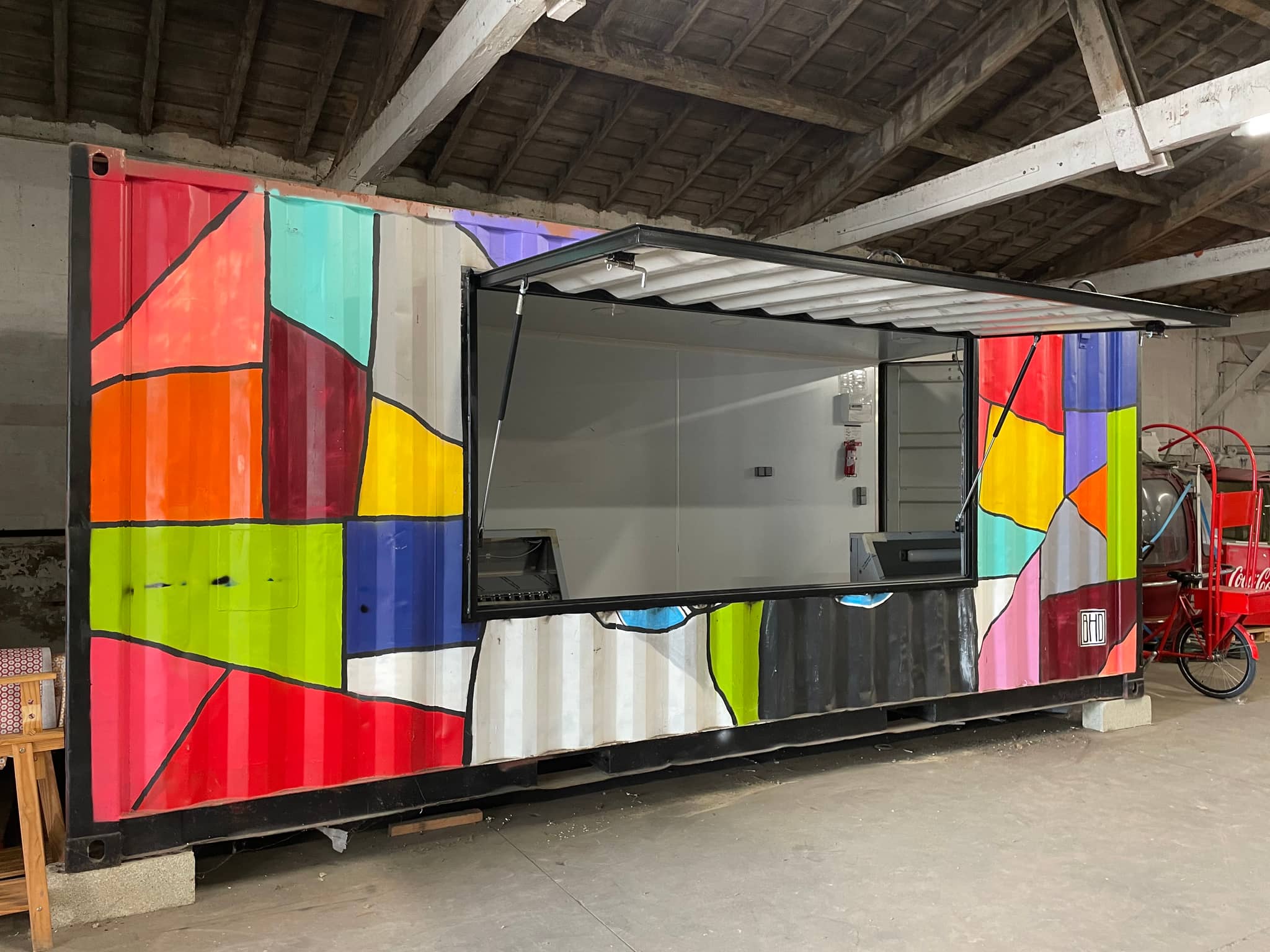 Container 20 pieds street art avec ouverture comptoir bar