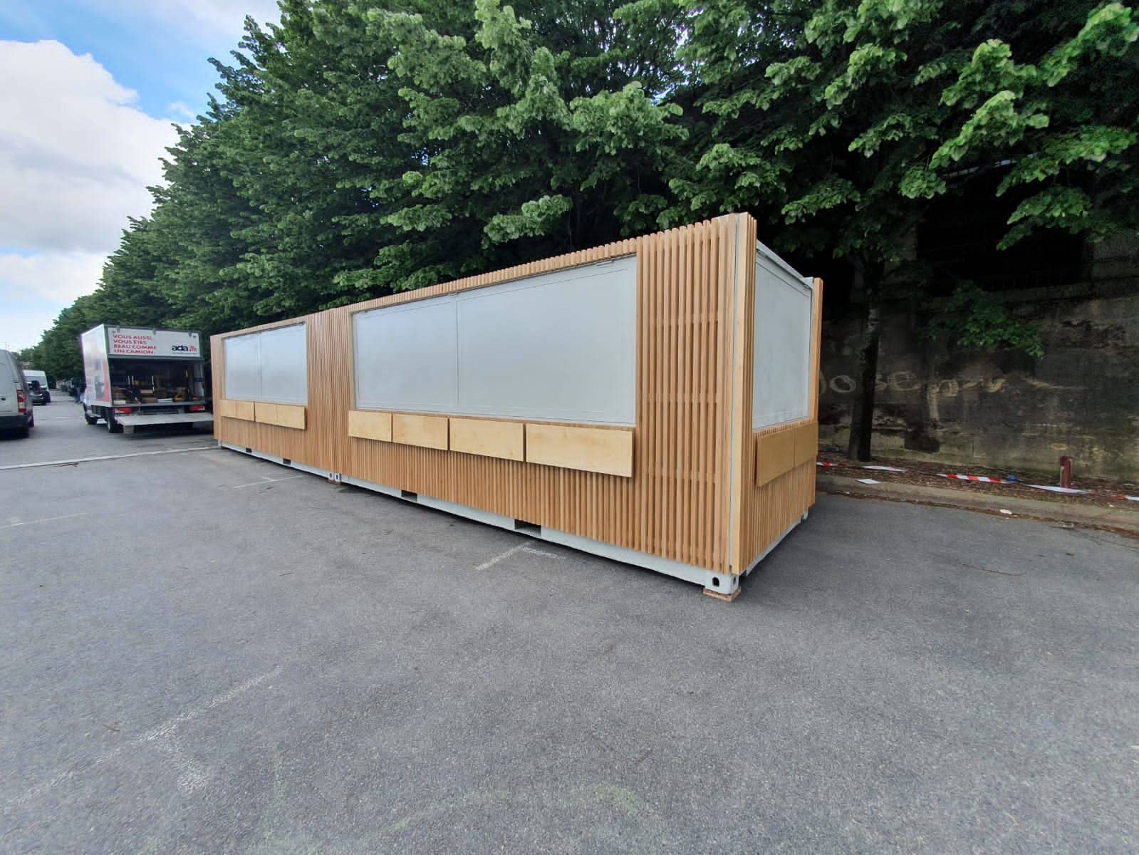 Container événementiel avec habillage bois, bardage et vitrine