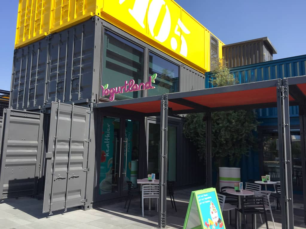 Containers restaurant empilés Yogurtland avec façade vitrée