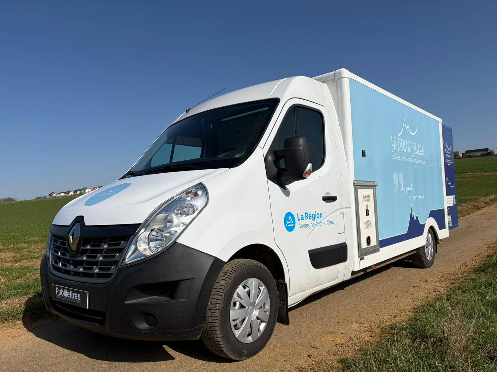 Food truck Lycée Chartreuse — vitrine réfrigérée et comptoir
