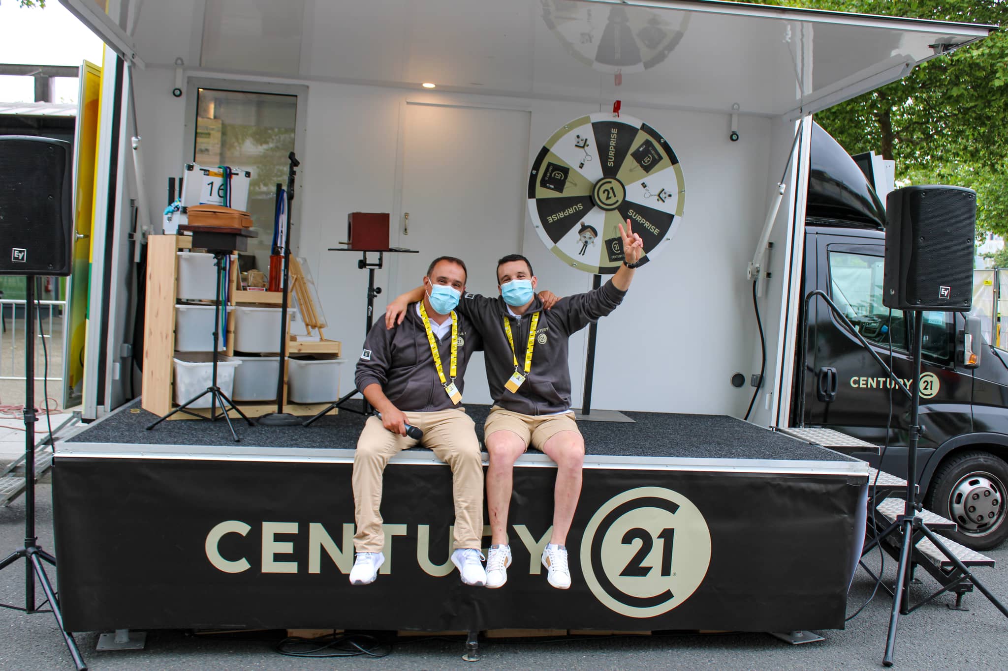 Camion podium Century 21 — scène déployée avec animation