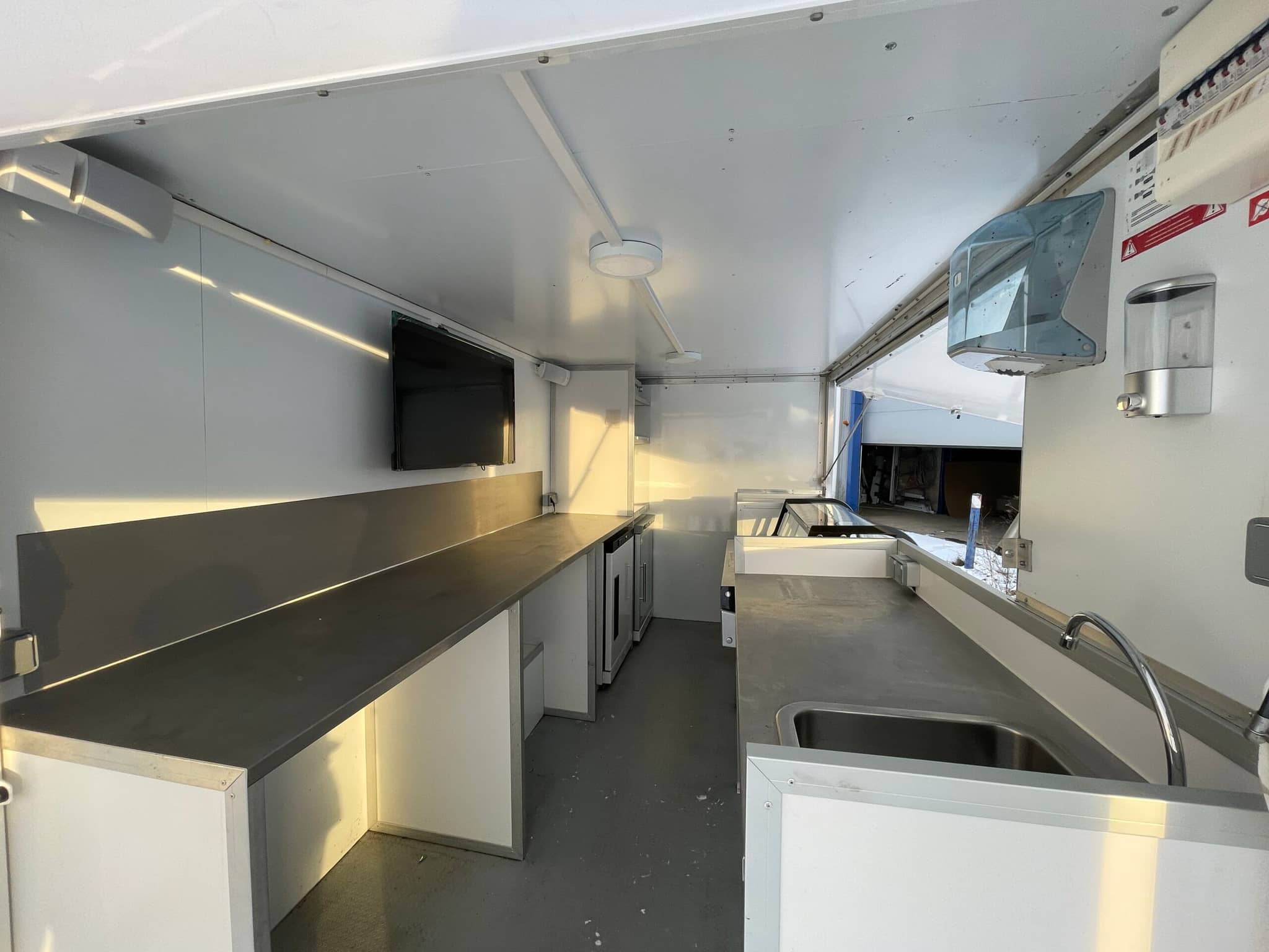 Camion podium — vue latérale avec ouverture et portillon bas