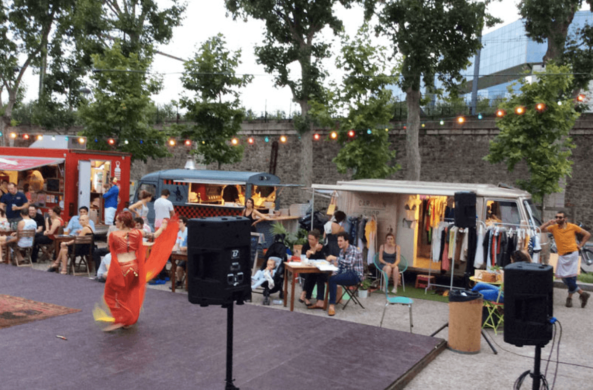 Fashion truck lors d'un événement en soirée avec spectacle