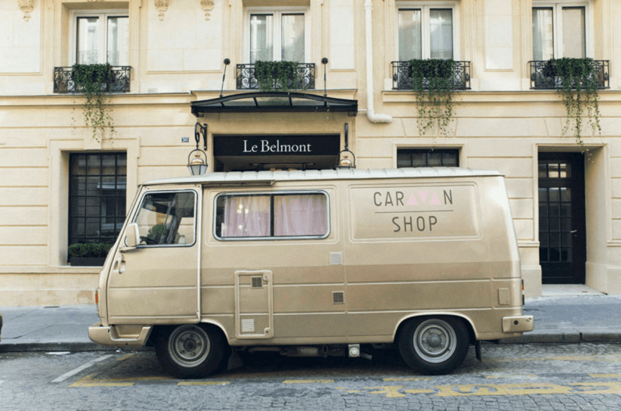 Fashion truck Peugeot J9 Caravan Shop devant Le Belmont à Paris