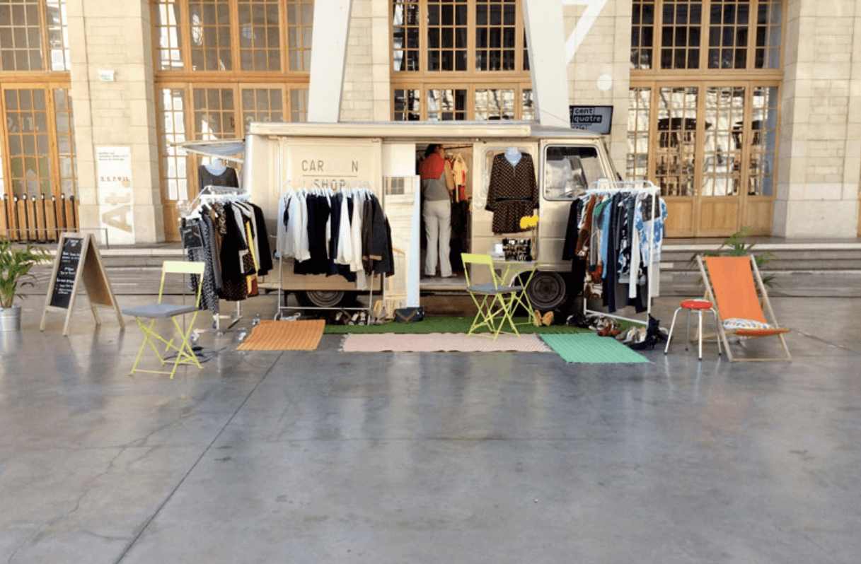Fashion truck Peugeot J9 déployé avec portants et présentoirs en extérieur