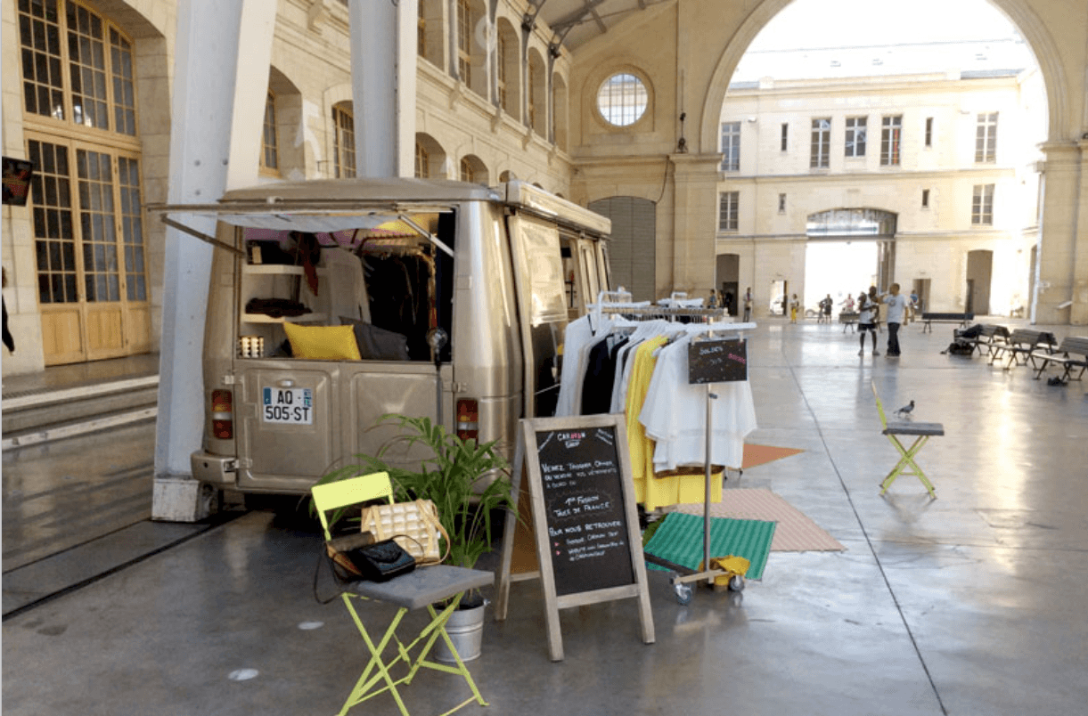 Fashion truck Peugeot J9 installé dans une halle historique
