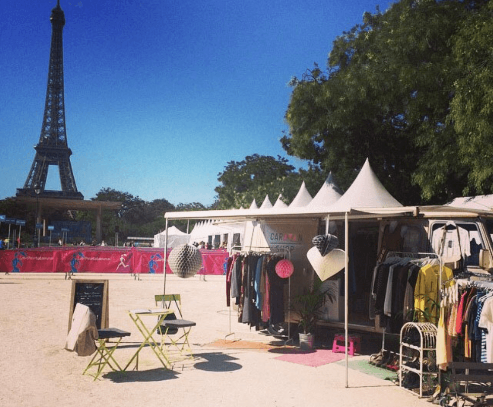 Fashion truck installé devant la Tour Eiffel à Paris