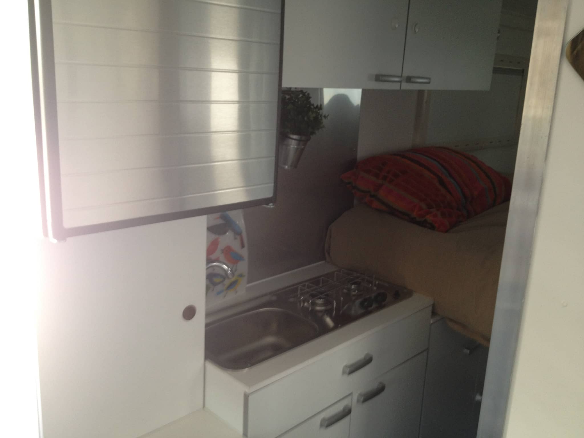 Stand événementiel avec présentoir intégré — mise en avant des produits