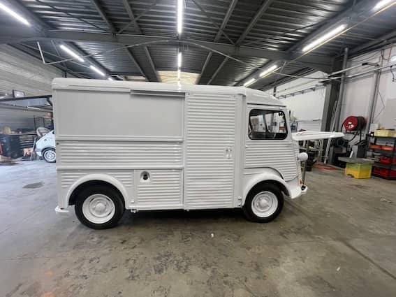 Citroën HY blanc en atelier — restauration complète en cours