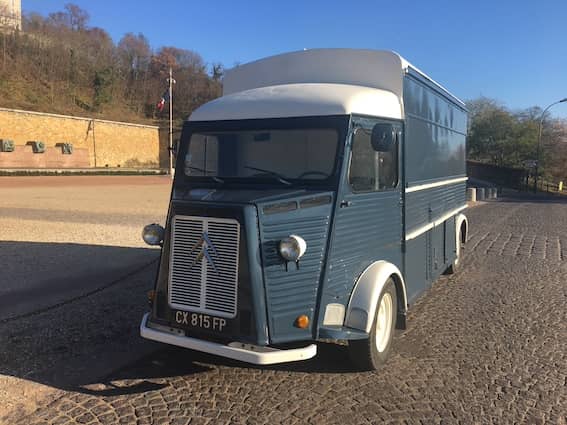 Citroën HY bleu-gris rallongé — vue avant 3/4 en extérieur