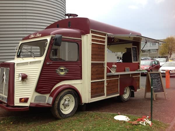 Citroën HY Chez Luce — food truck bordeaux et bois avec comptoir ouvert