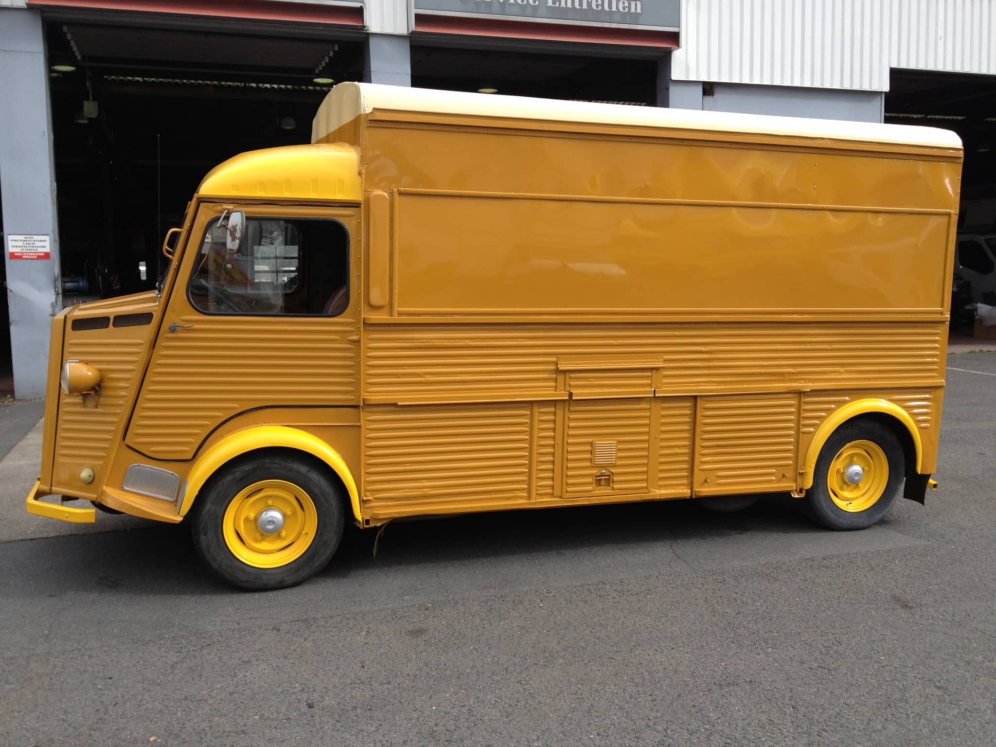 Citroën HY jaune rallongé — châssis long vue latérale complète