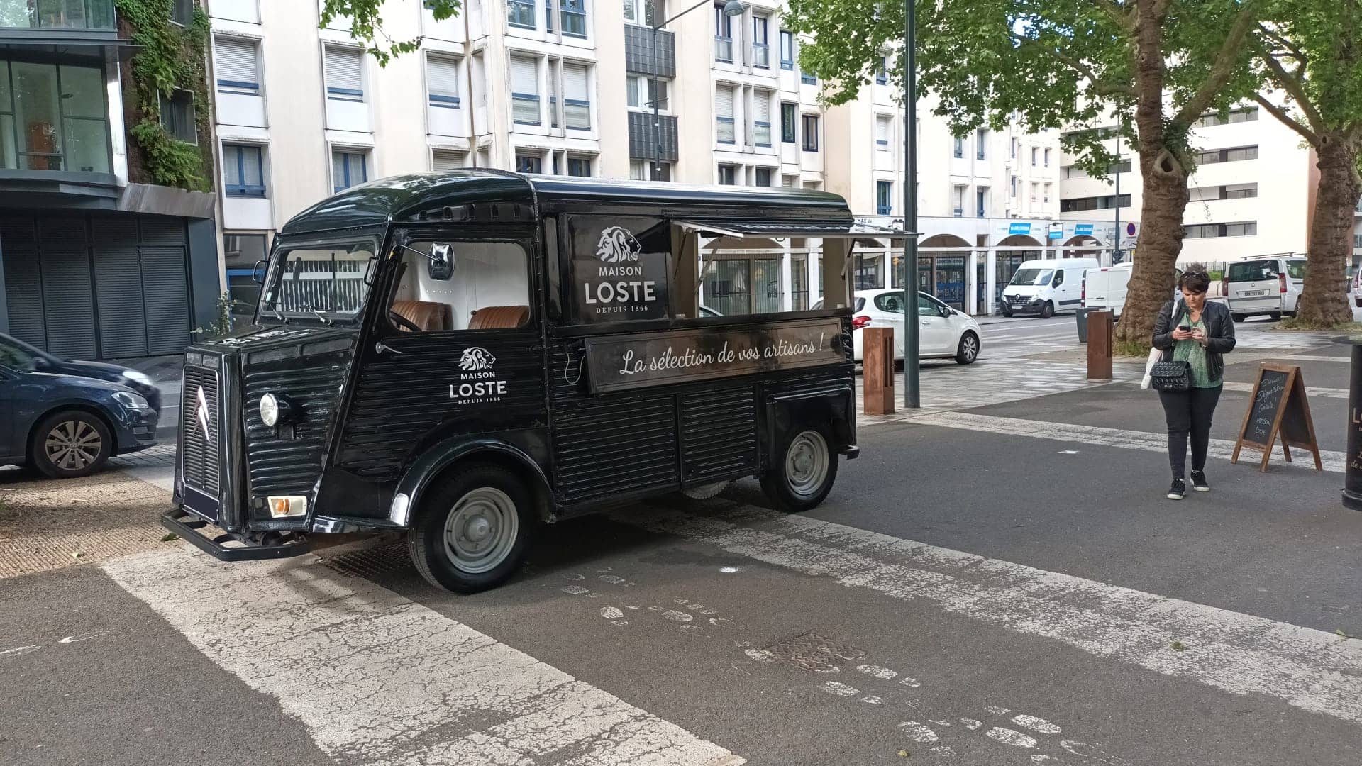 Citroën HY Maison Loste — roadshow food truck noir en ville