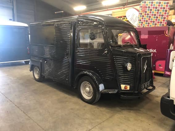 Citroën HY noir en atelier — préparation avant aménagement