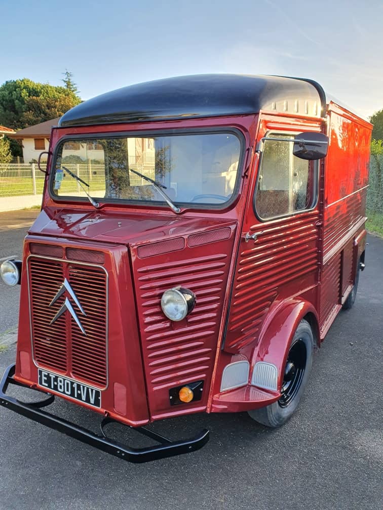 Citroën HY rouge entièrement restauré — carrosserie cannelée brillante