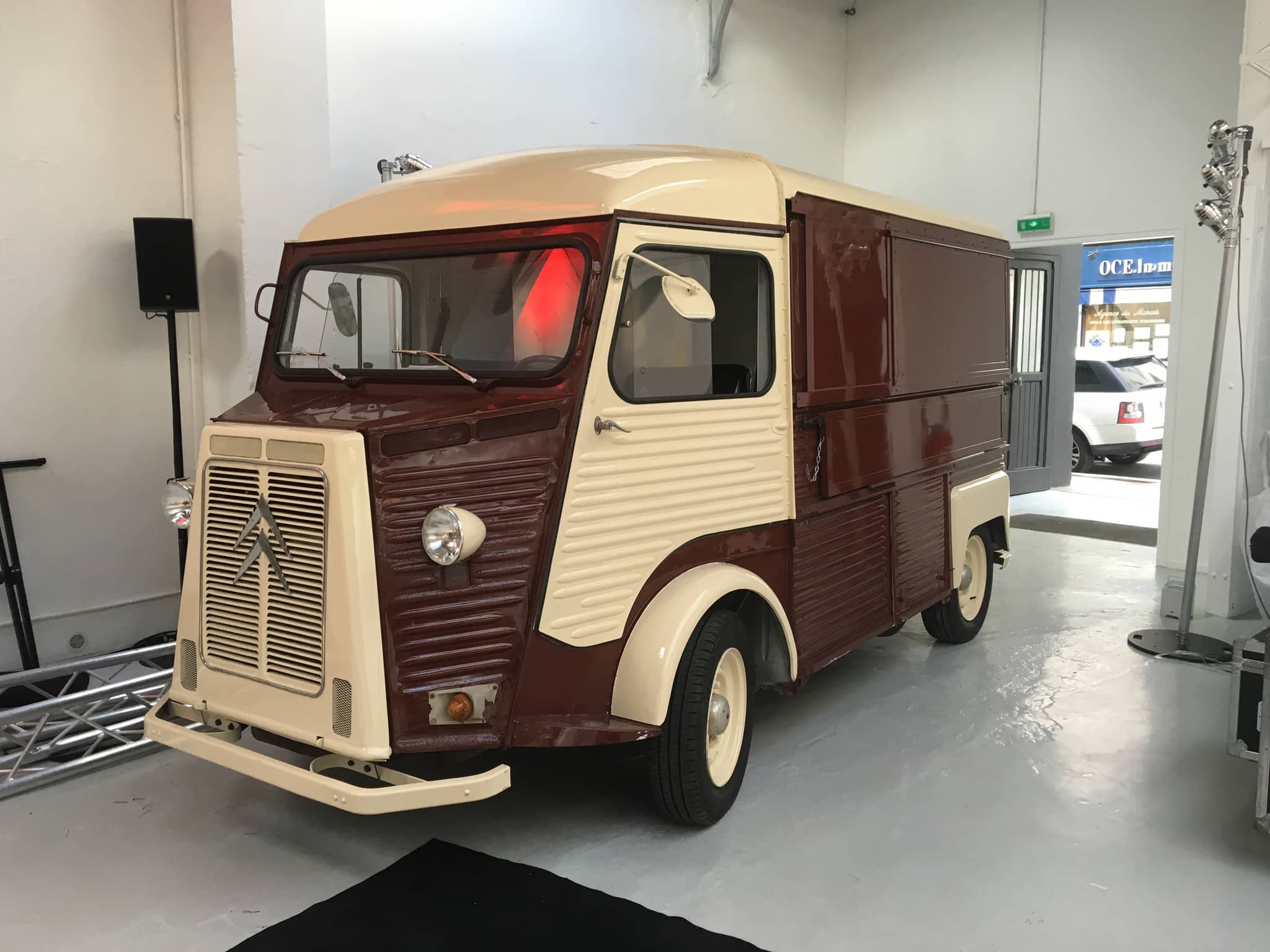 Citroën HY marron et crème — événementiel avec éclairage scénique