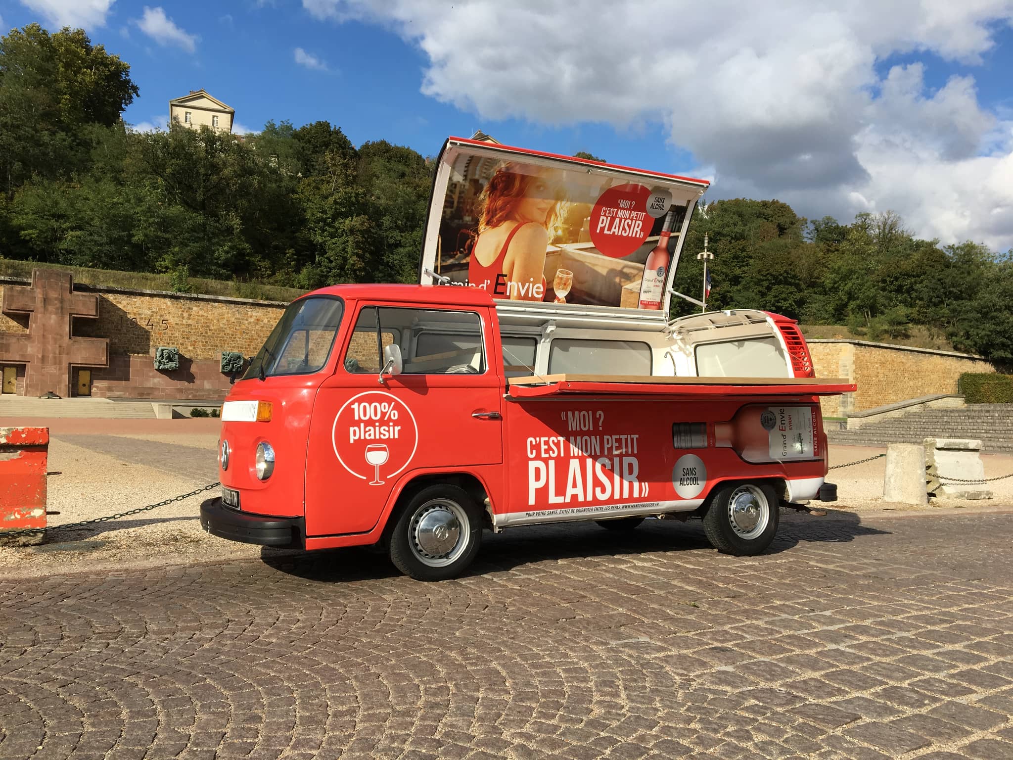 Combi VW 100% Plaisir en roadshow — activation de marque