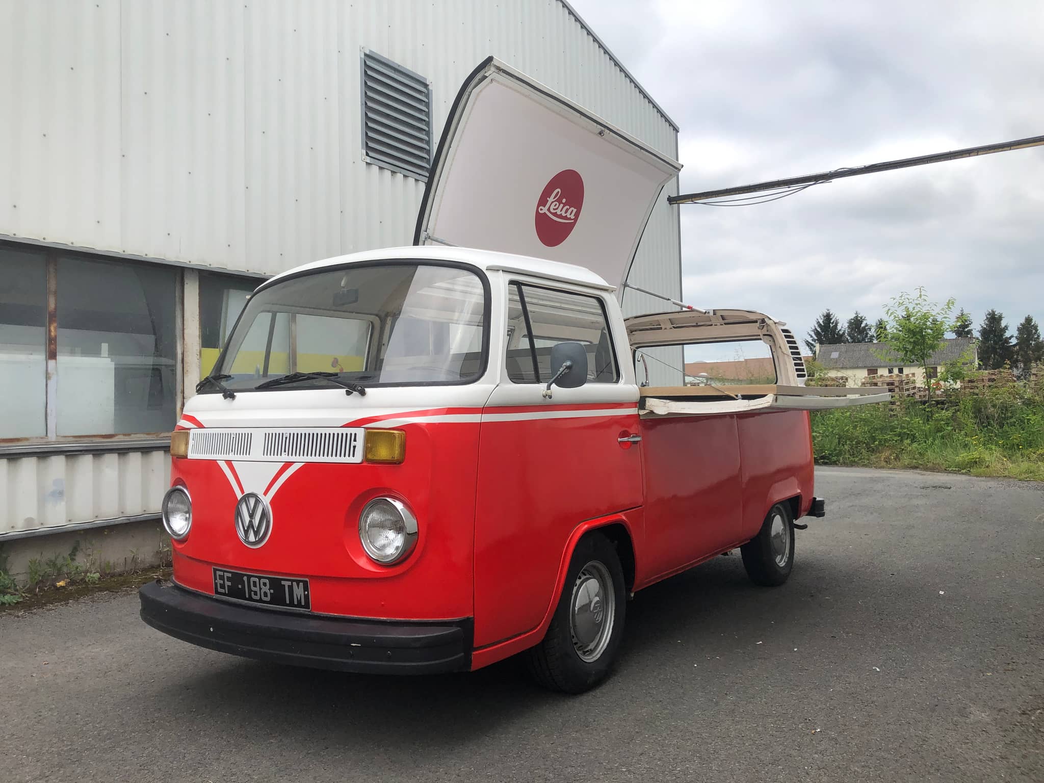 Combi VW Leica avec toit relevé pour activation de marque