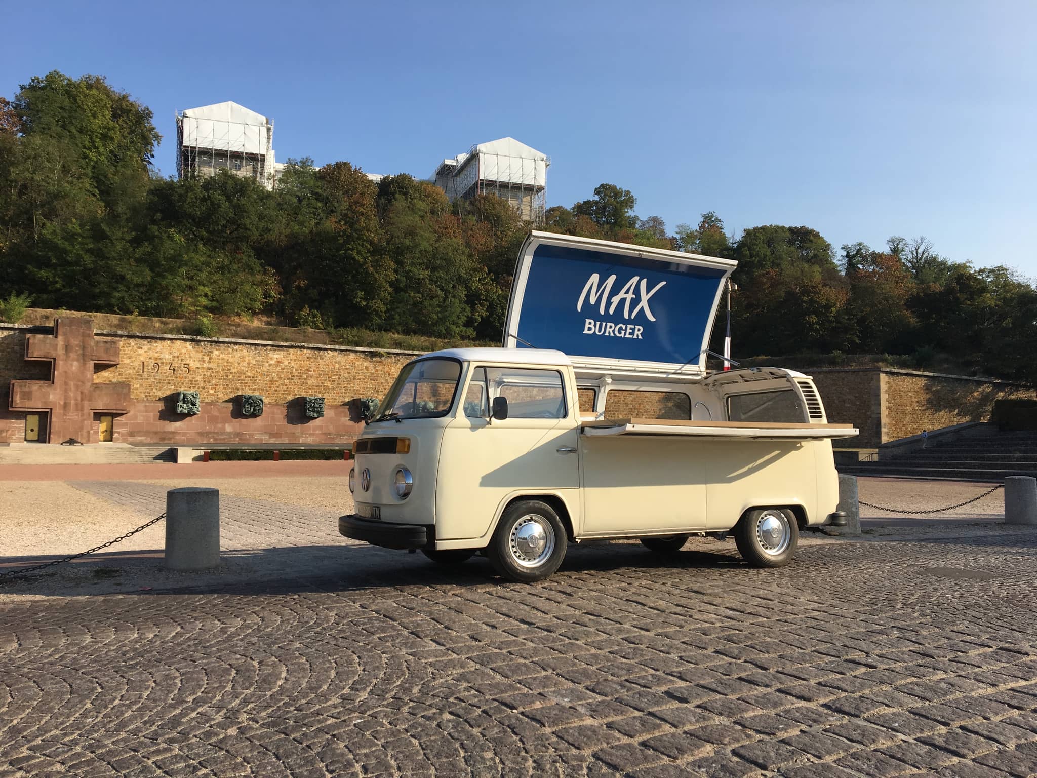 Combi VW MAX Burger — comptoir food truck avec toit relevé