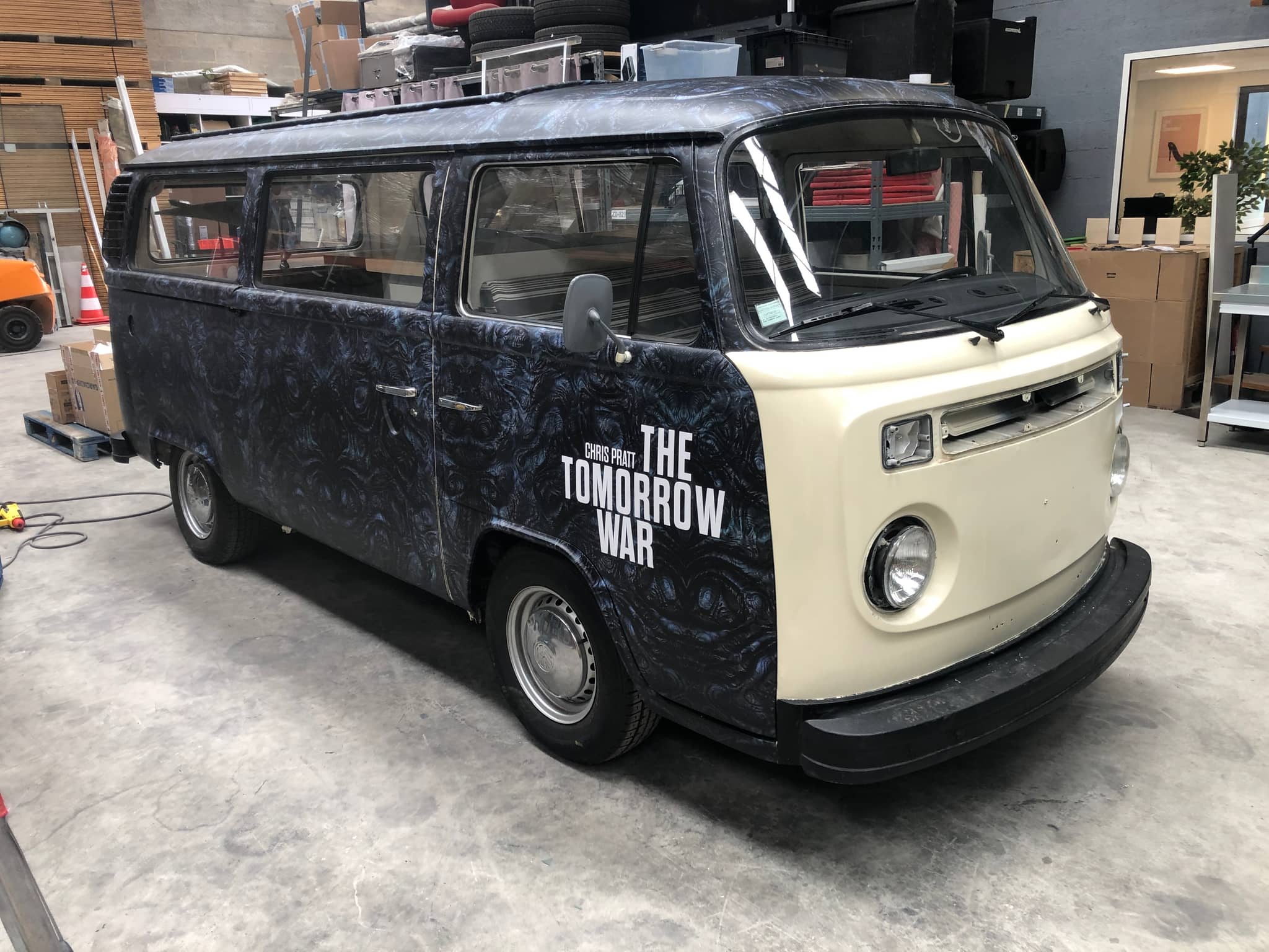 Combi VW The Tomorrow War — covering cinéma intégral en atelier