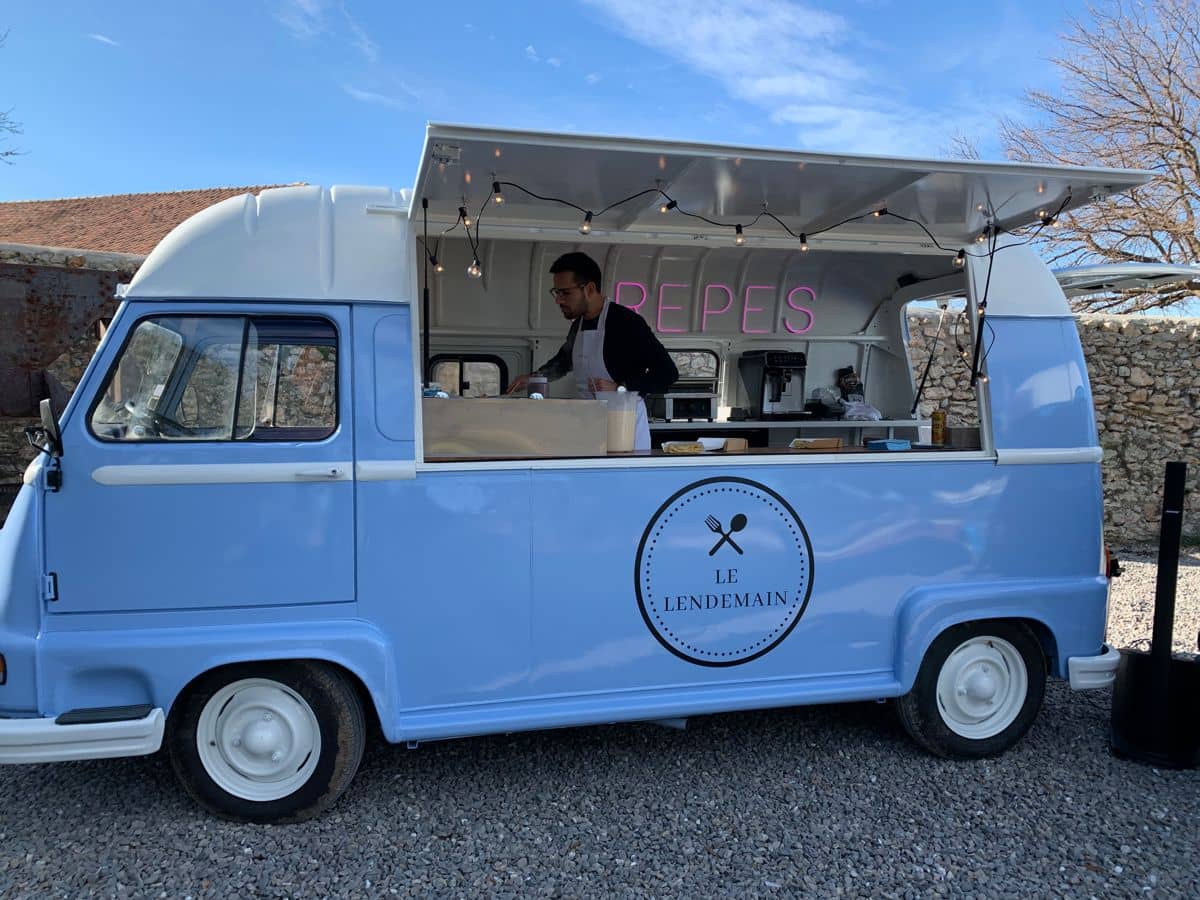 Estafette Le Lendemain — crêperie ambulante bleu ciel avec néon