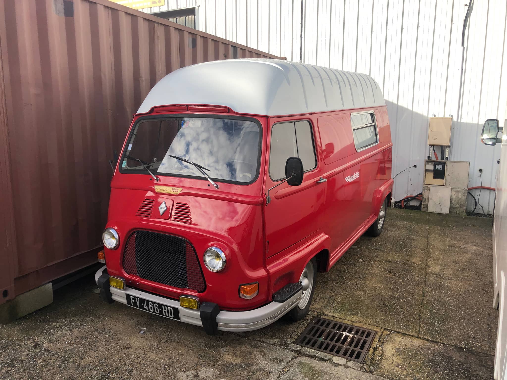 Renault Estafette rouge en cours de restauration en atelier