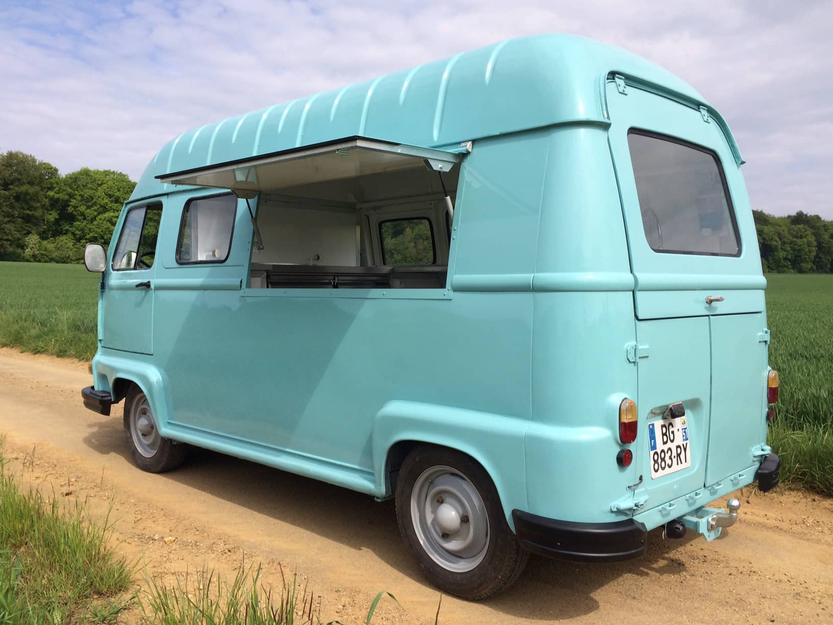 Estafette turquoise — vue arrière avec ouverture latérale
