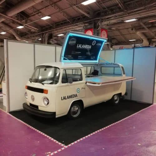 Combi VW Lalamedia — salon professionnel avec éclairage LED