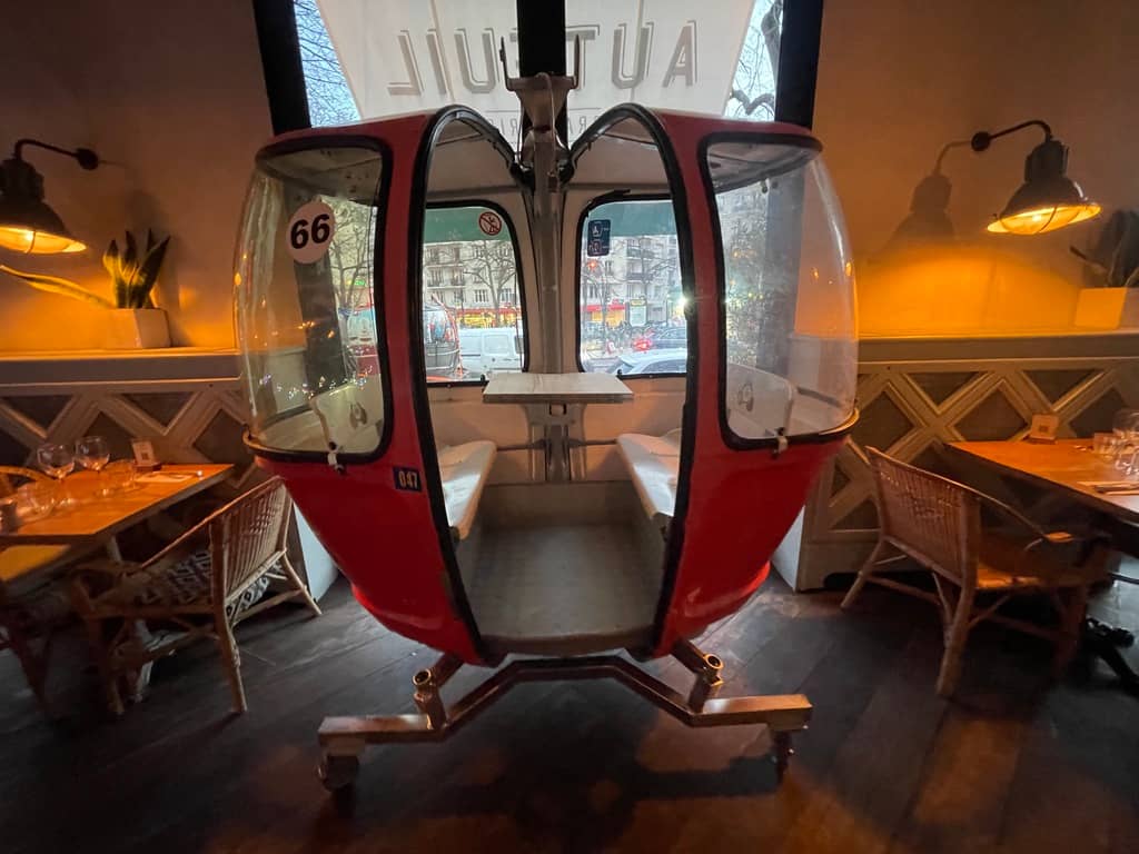 Télécabine Megg Restaurant d'Auteuil — vue de face avec décoration personnalisée