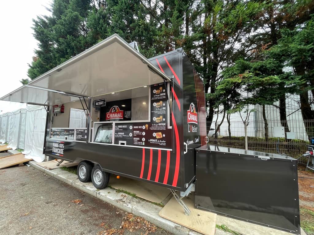 Remorque traiteur événementielle — cuisine professionnelle en action