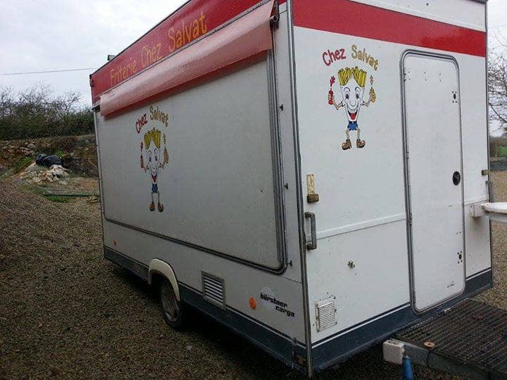 Remorque snack en service lors d'un festival gastronomique