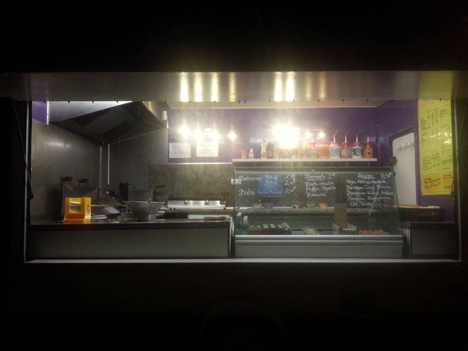 Remorque snack friterie — vue intérieure de l'espace de cuisine