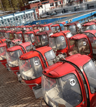 Flotte de télécabines Megg rouges — ensemble événementiel prêt à l'emploi