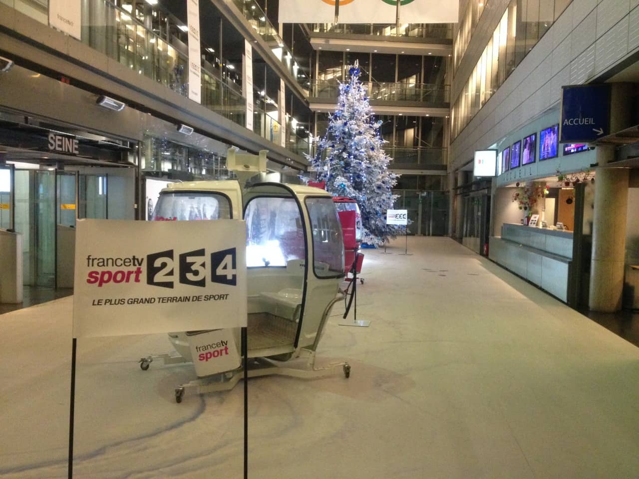 Télécabine Megg France TV Sport — décoration de Noël événementielle