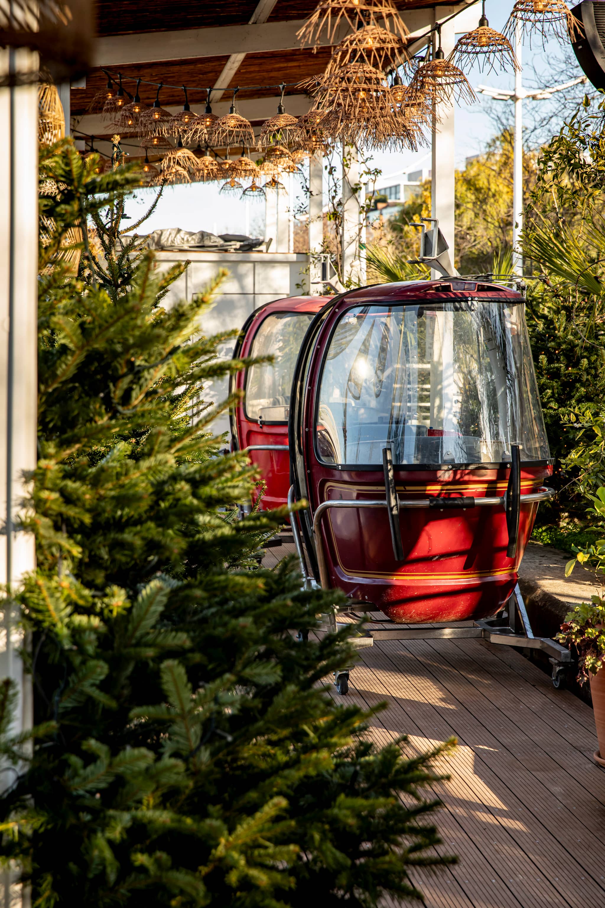 Télécabine Megg Polpo — vue latérale du mini-restaurant avec banquettes