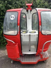 Télécabine Megg rouge — table et banquettes intégrées pour restauration événementielle