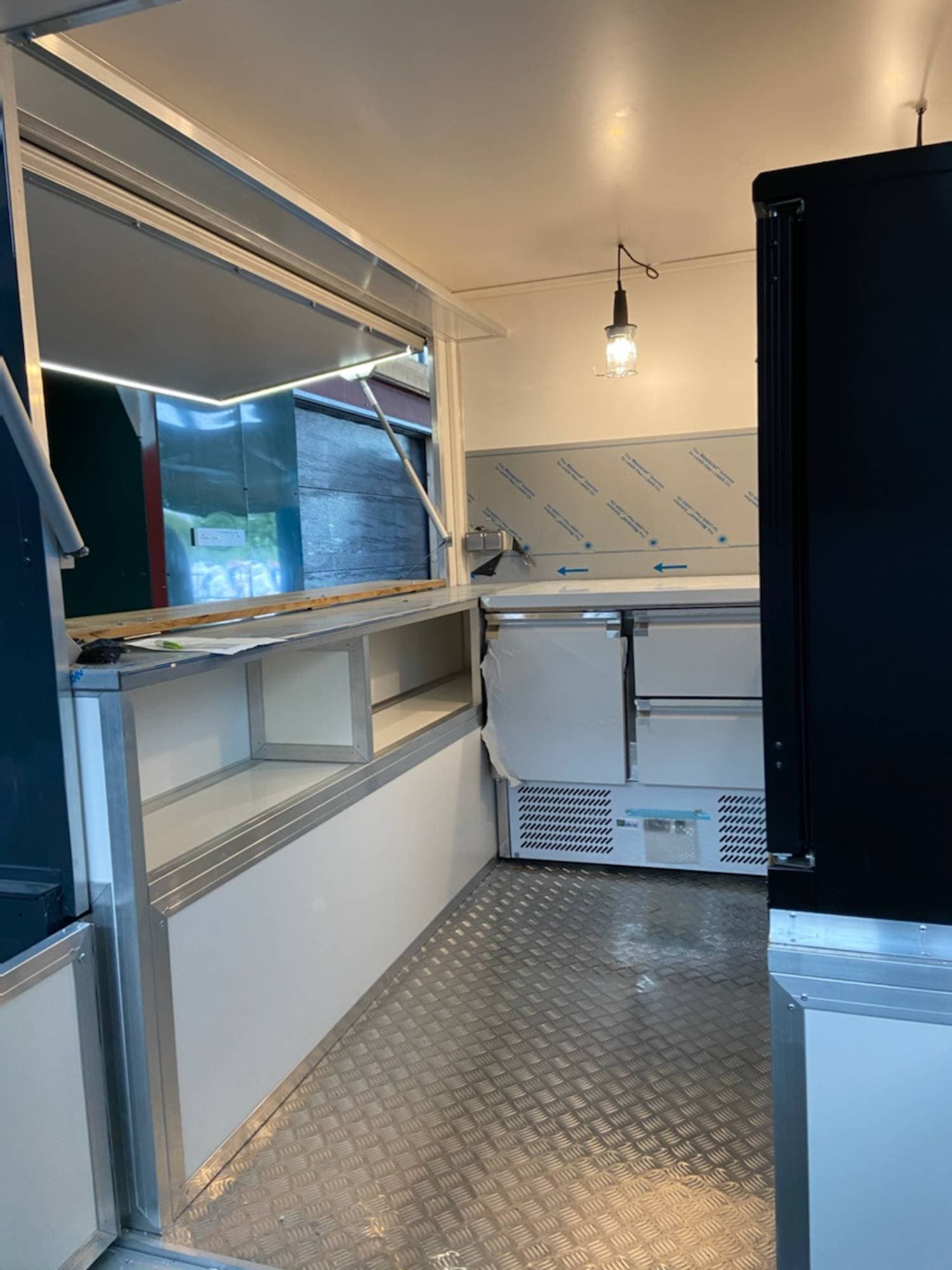 Intérieur bar vintage Citroën Type H avec comptoir, réfrigérateur sous comptoir, suspensions et sol aluminium damier