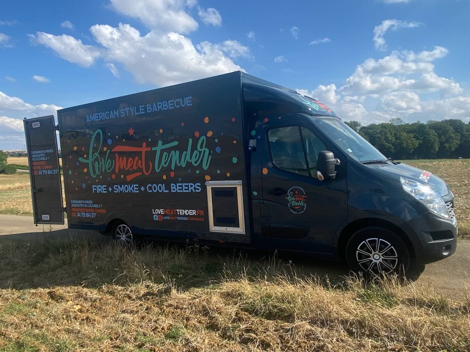 Vue latérale food truck Love Meat Tender bleu foncé fermé avec covering American Style Barbecue coloré