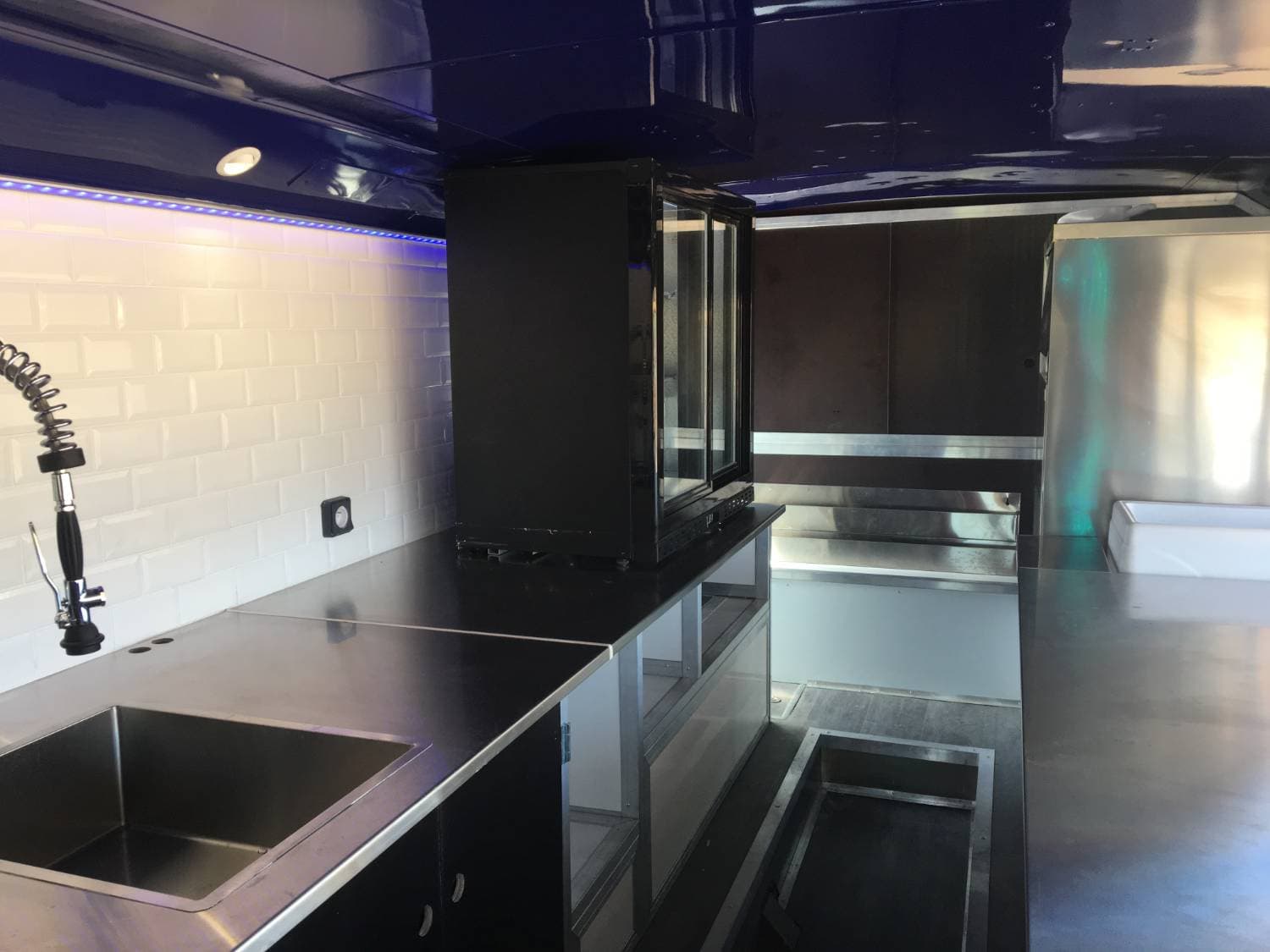 Comptoir bar professionnel au rez-de-chaussée