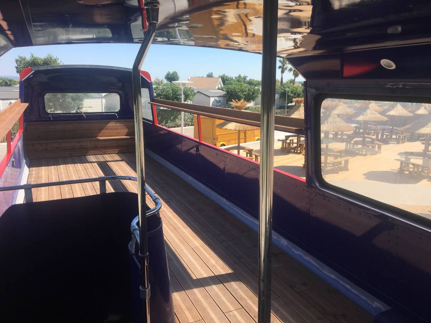 Vue d'ensemble de l'aménagement intérieur du bus bar