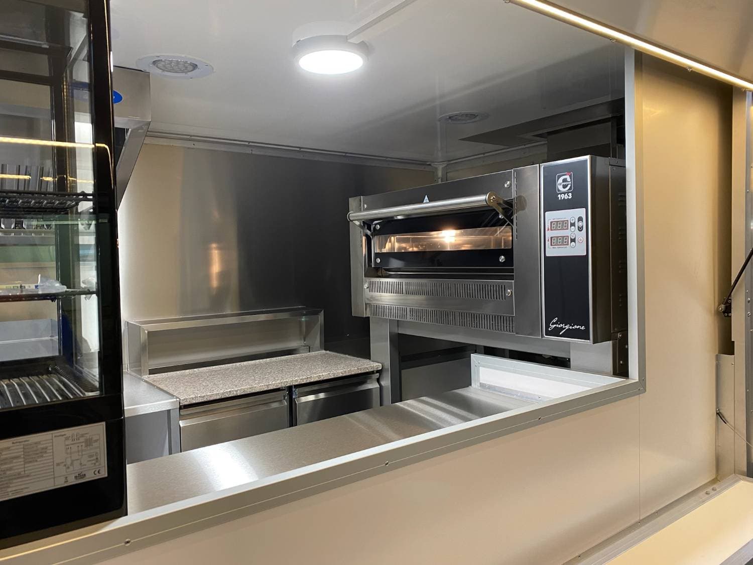 Intérieur camion pizza avec four à pizza Giorgione 1963 professionnel, plan de travail en marbre et vitrine