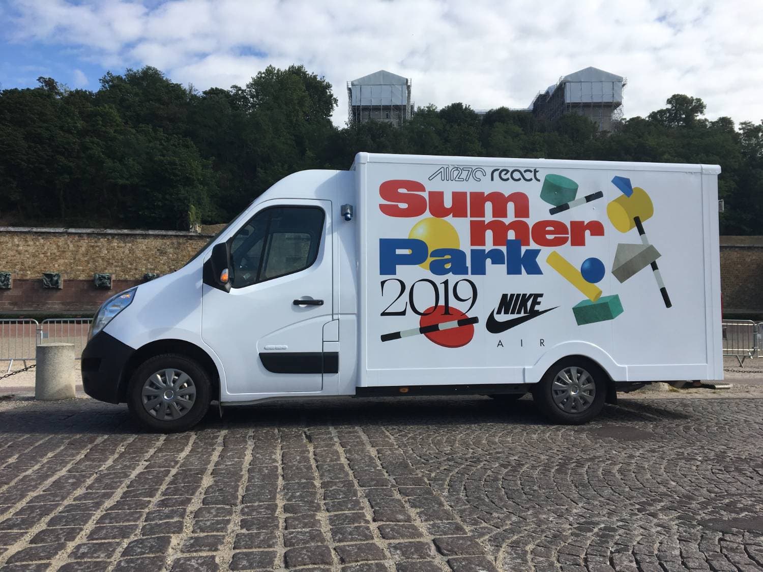 Vue latérale du Renault Master blanc Nike Air 270 React Summer Park 2019 avec covering coloré