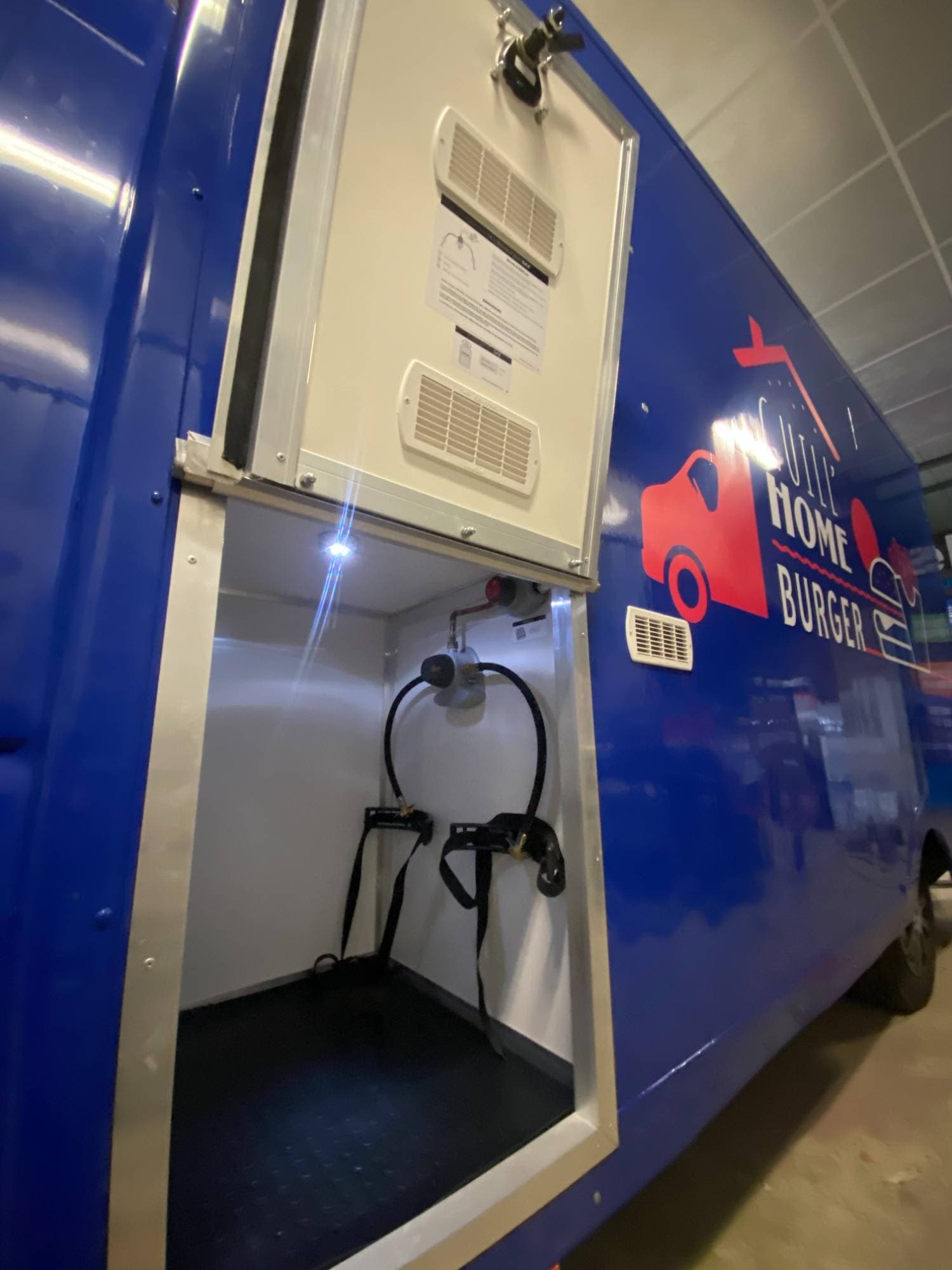 Détail arrière food truck Guill'Home Burger bleu avec compartiment gaz ouvert et logo visible