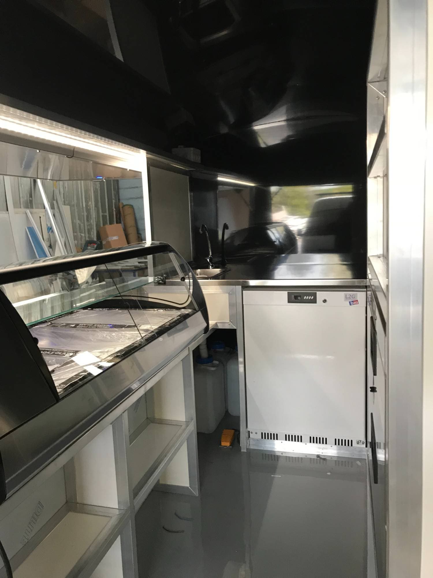 Vue arrière avec ouverture de service