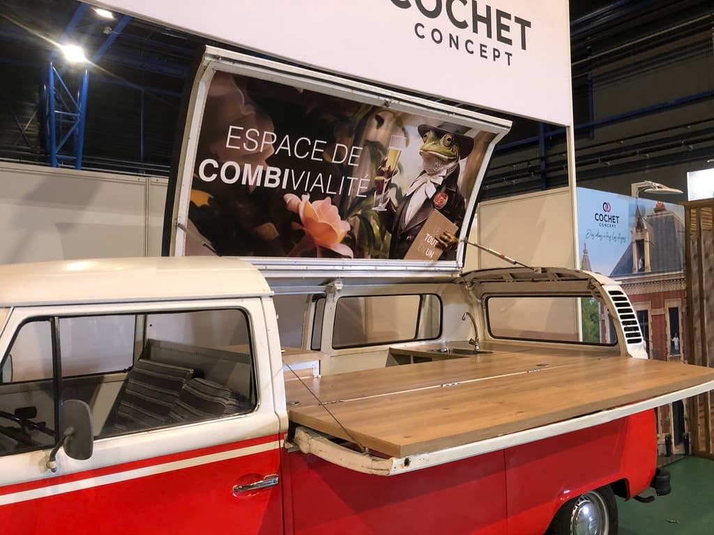 Vue avant du Combi VW avec covering intégral personnalisé