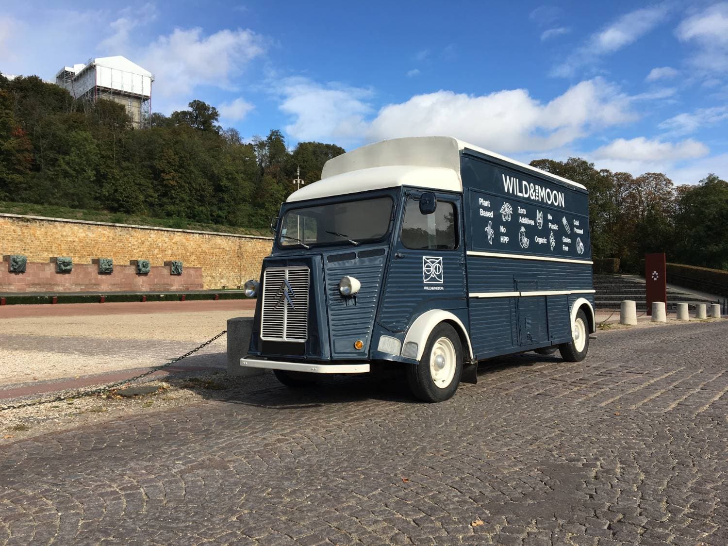 Citroën HY bleu avec covering partiel Wild & Moon vu de trois quarts avant — food truck bio et plant-based