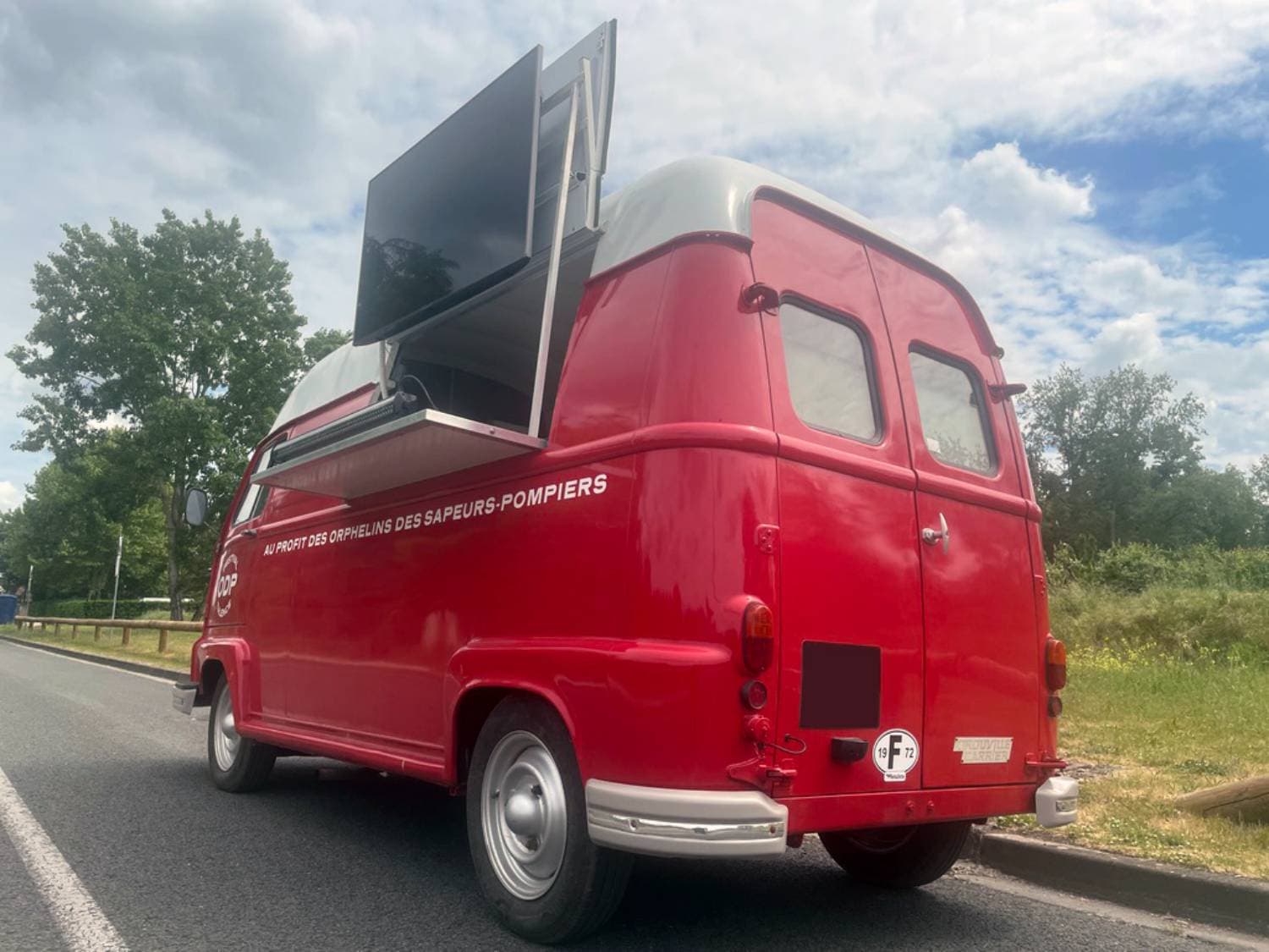 Vue latérale avec ouverture et éclairage LED scénique