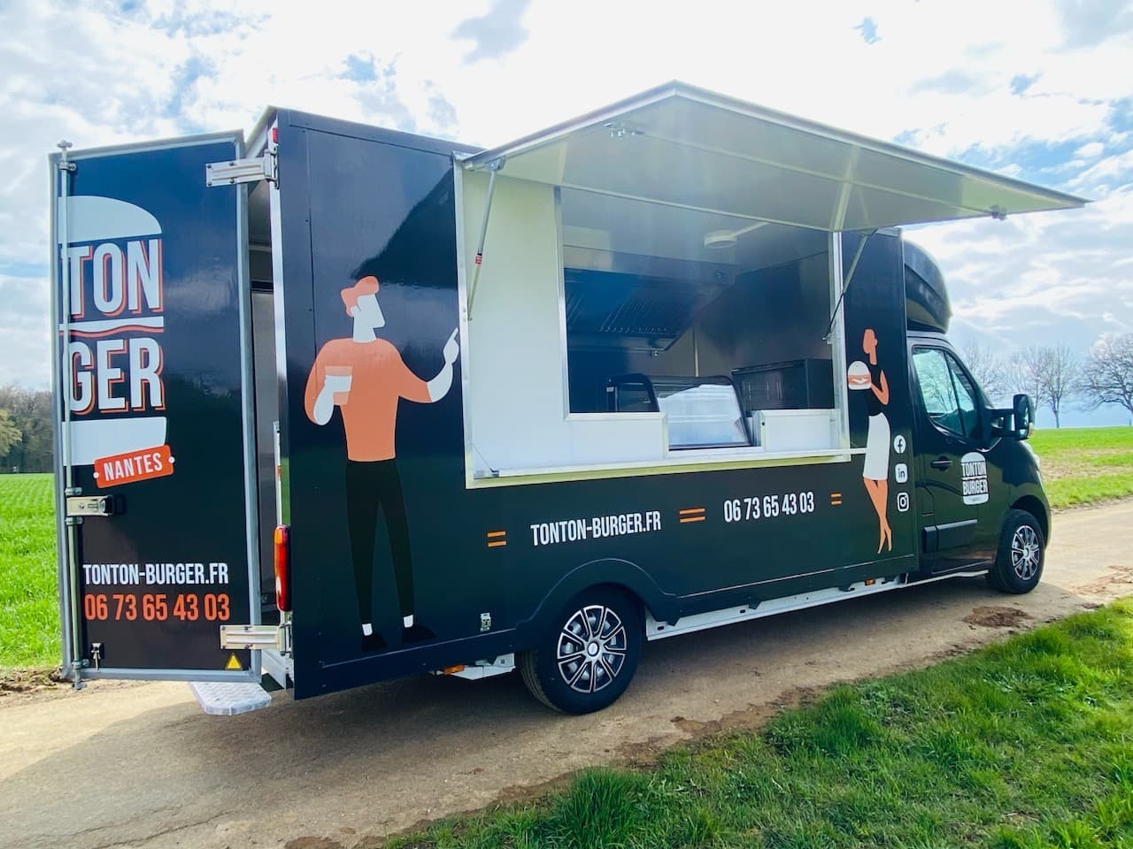Food truck Tonton Burger Nantes volet de service ouvert avec auvent déployé et illustrations sur fond noir